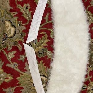 White fur stole 40”. Like new.